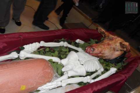 Bari, una bara con dentro una testa di maiale: si festeggia cos nella chiesa di San Ciro